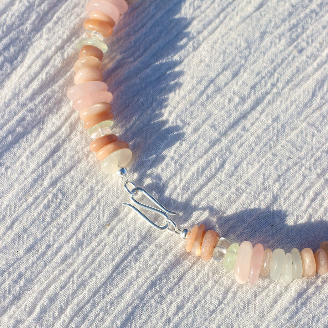 Rosy MoonDust | Edelsteinkette mit Mondstein, Rosenquarz & Phrenit