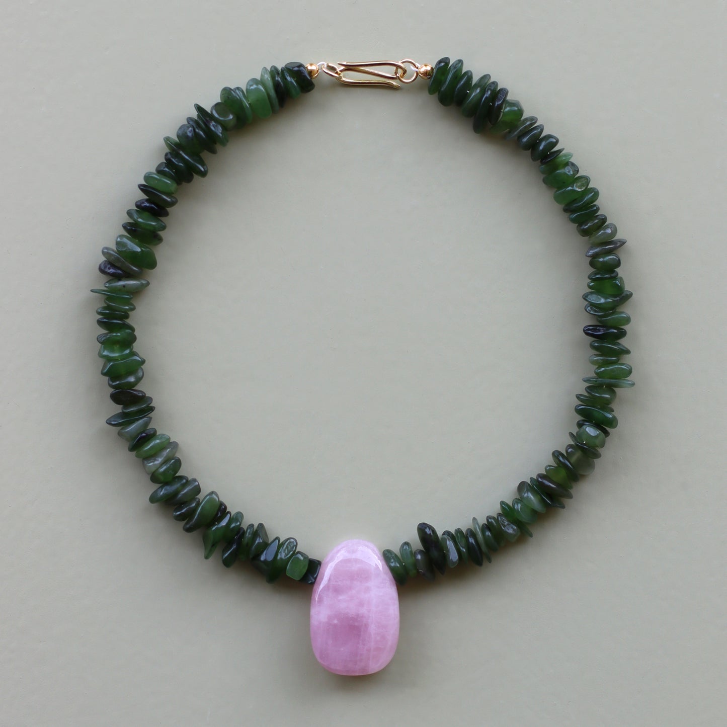 Welcome To The Jungle | Edelsteinkette mit Nephrit & Rosenquarz Anhänger