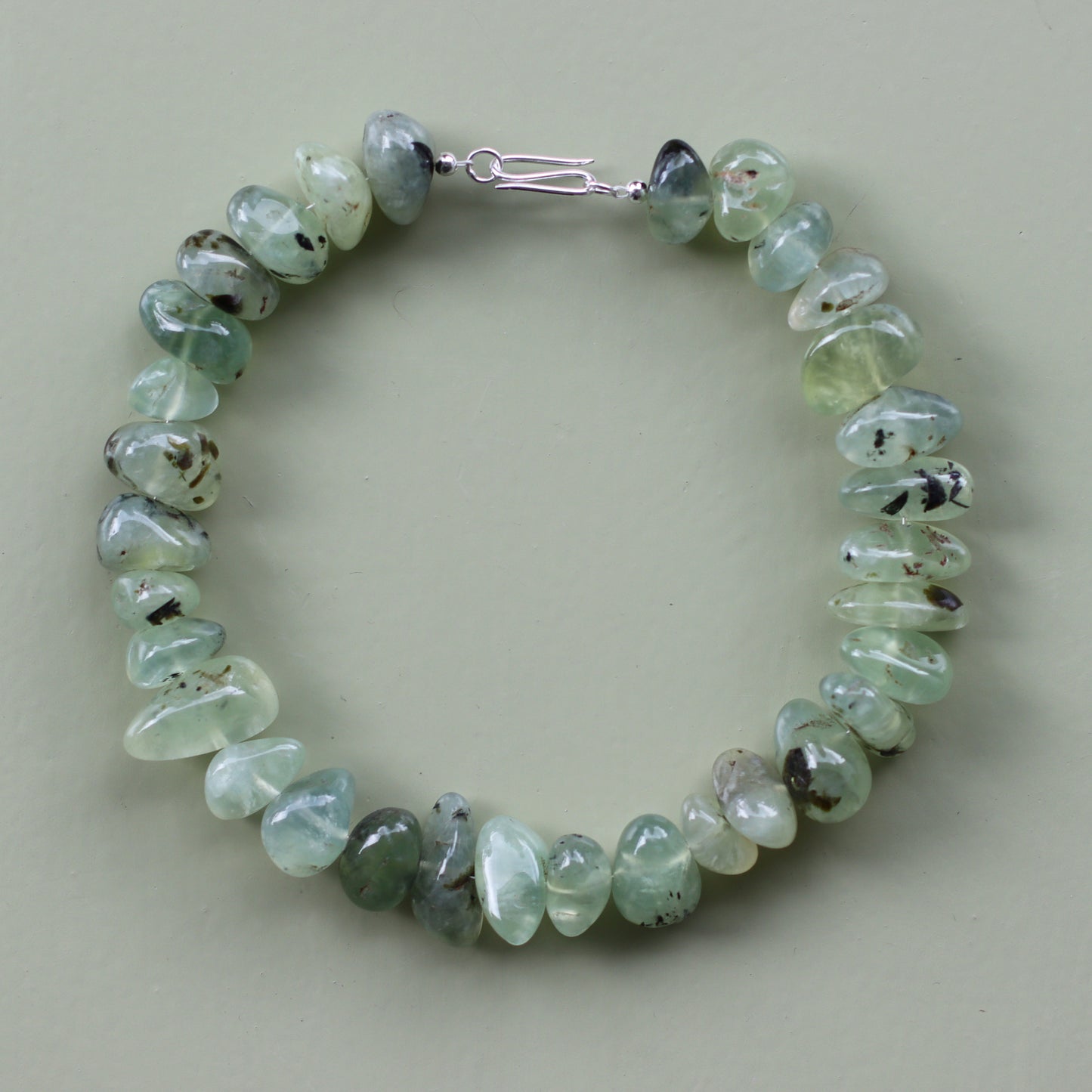 Cloudy | Edelsteinkette mit Phrenit-Trommelsteinen