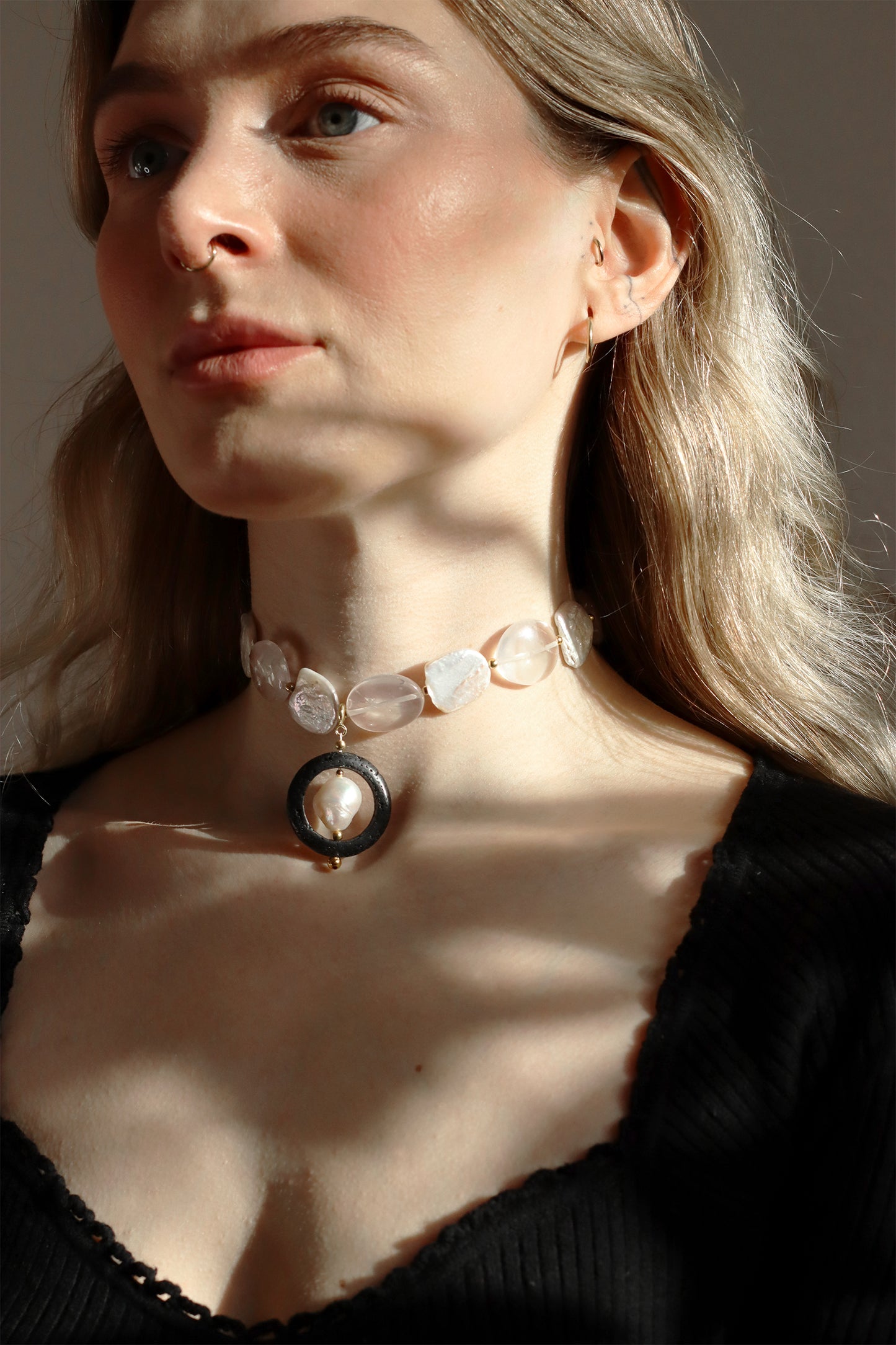 NEREÏDE | Edelstein-Choker mit Rosenquarz + Perle