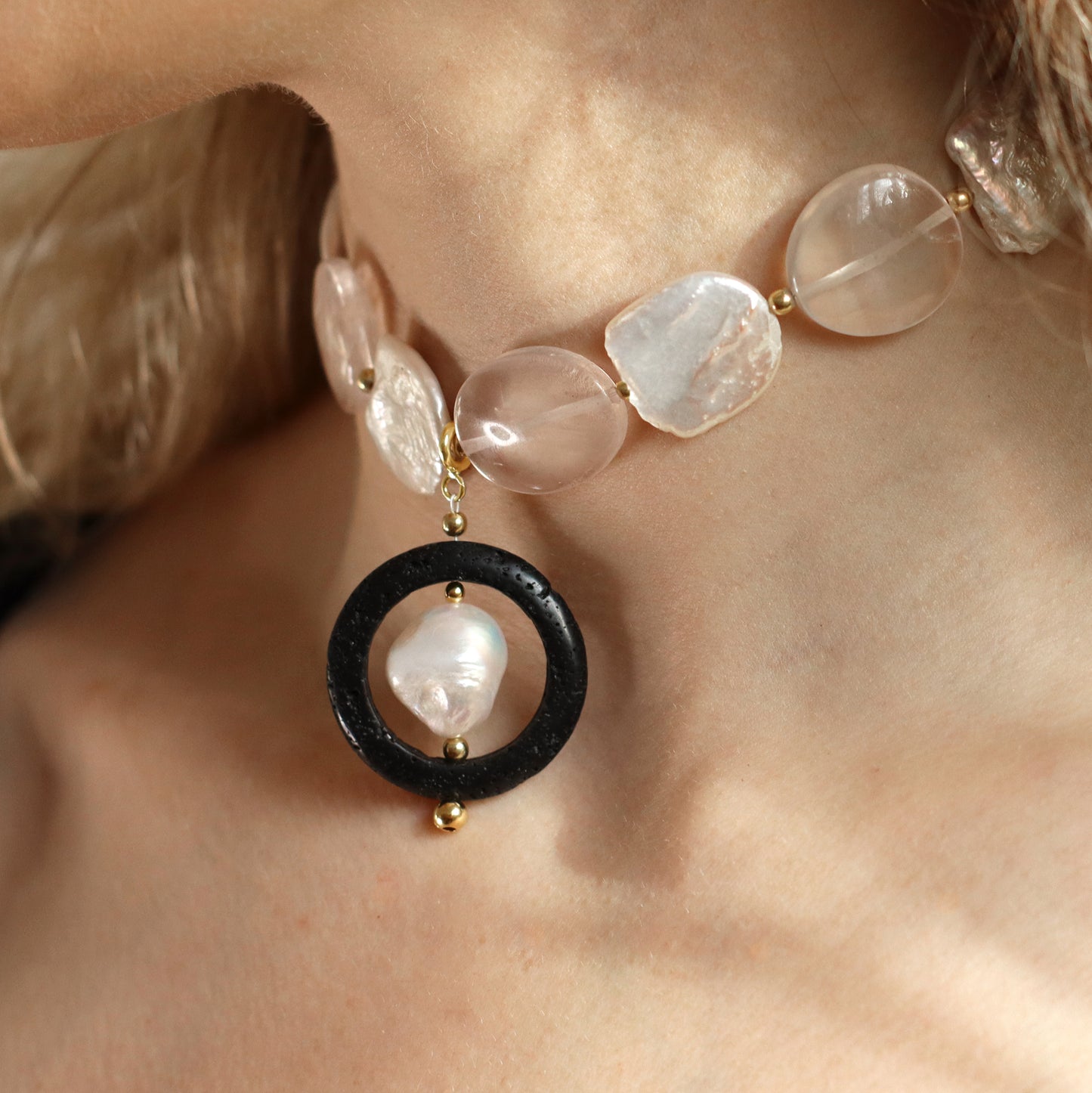 NEREÏDE | Edelstein-Choker mit Rosenquarz + Perle