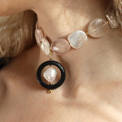 NEREÏDE | Edelstein-Choker mit Rosenquarz + Perle