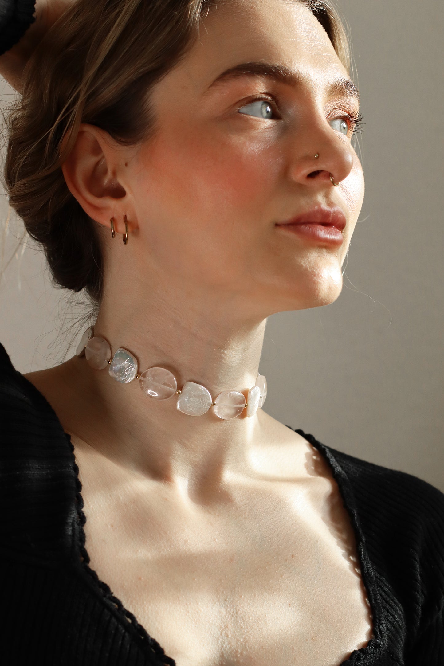 NEREÏDE | Edelstein-Choker mit Rosenquarz + Perle