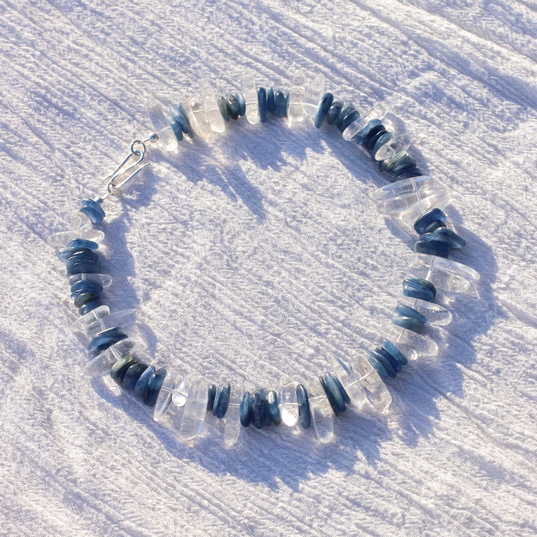 Clear Blue | Edelsteinkette mit Bergkristall & blauem Disthen